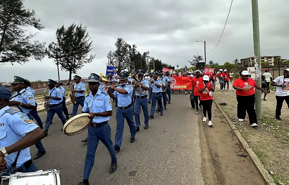 Banda da Polícia à frente da marcha contra a pólio na Beira, seguida por membros dos clubes Rotary, Rotaract e Interact